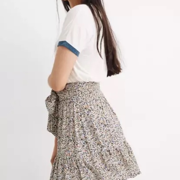 Madewell Tie-Waist Tiered Skirt in Fieldwalk Floral - Picture 4 of 9